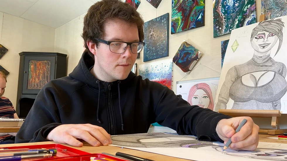 Pontus Mäenpää Valén målar The Sims-figurer och karaktärer från Nintendo. "Det roligaste med att måla är att lära sig mer teknik", säger han.