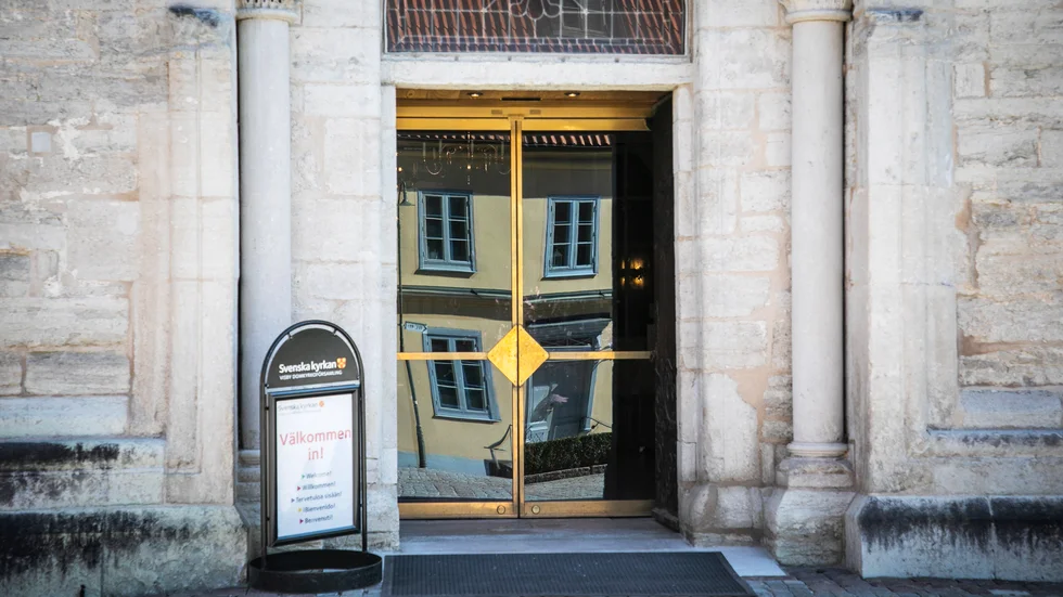 Entrén till Visby domkyrka.