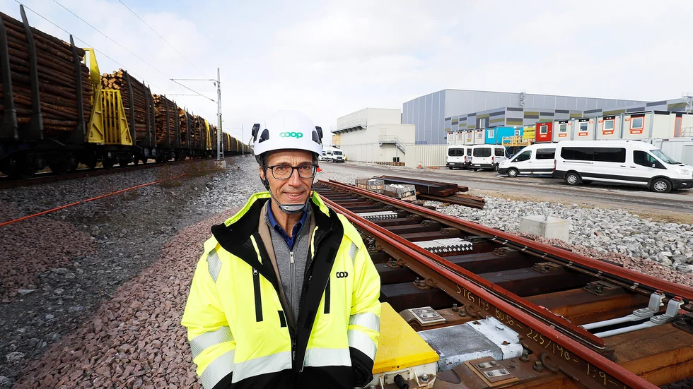 Taket på Coops nya varuterminal i Eskilstuna logistikpark ska kläs med 14 400 solcellspaneler. "Vi vill säkra tillgången på förnybar el", säger Mats Tornard, projektledare för lagerbygget.