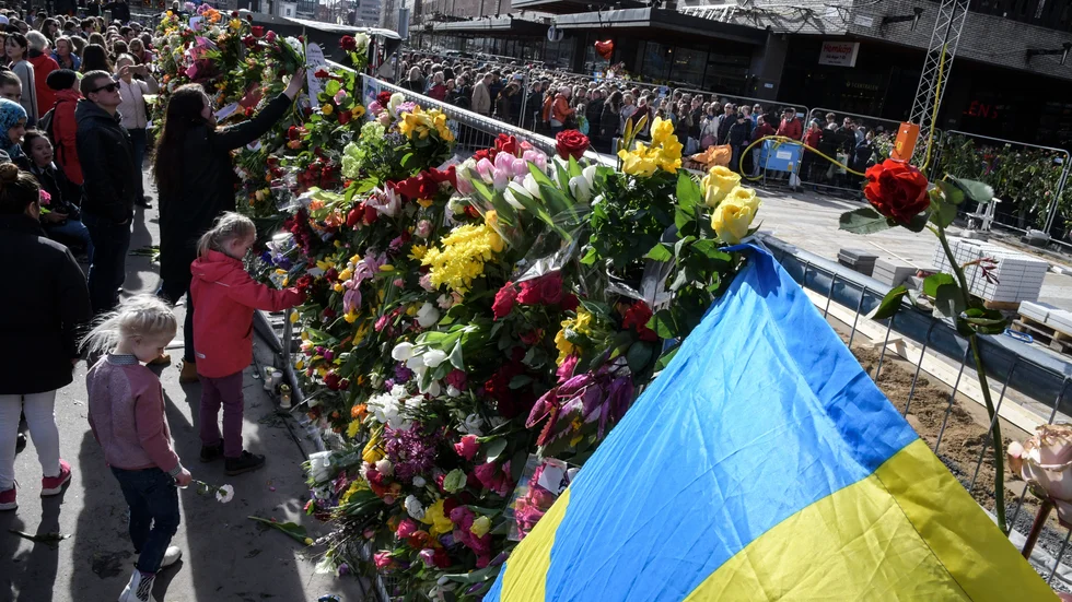 "Offren i terrorattacken på Drottninggatan förtjänar att hedras med att regeringen lär av historien", skriver krönikör Jenny Ekenlie.