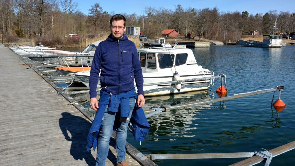 Niclas Karlsson vid båtplatsen där stölden skedde. Båten och motorn återfanns dock denna gång och två män kunde gripas. 