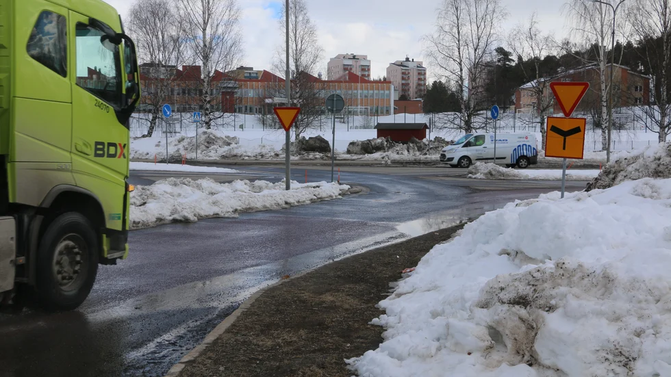 Samhällsbyggnadsnämnden vill få fart på projekteringen och bygget av en rondell i korsningen Sundsgatan/Svartuddsvägen. 