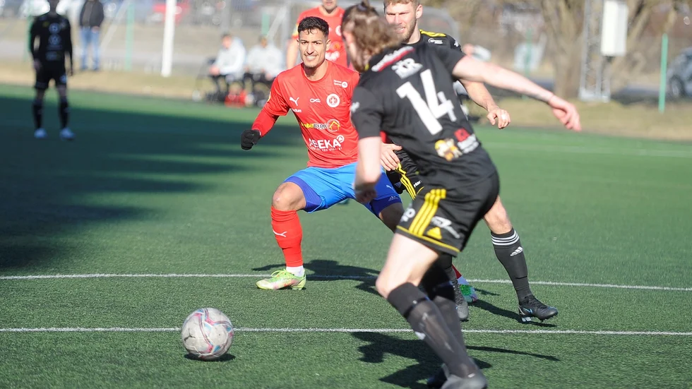 Mannan Khalil gjorde båda målen för Bissarna i segermatchen mot Huddinge. För tredje matchen i rad höll Bissarna nollan bakåt.