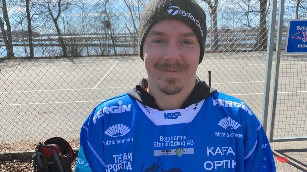 Påskasmällen spelades för 24:e gången på Tegelvikens tennisbana på påskafton. Erkko Hänninen bar en IFK Motala-tröja med Hänninen på ryggen.