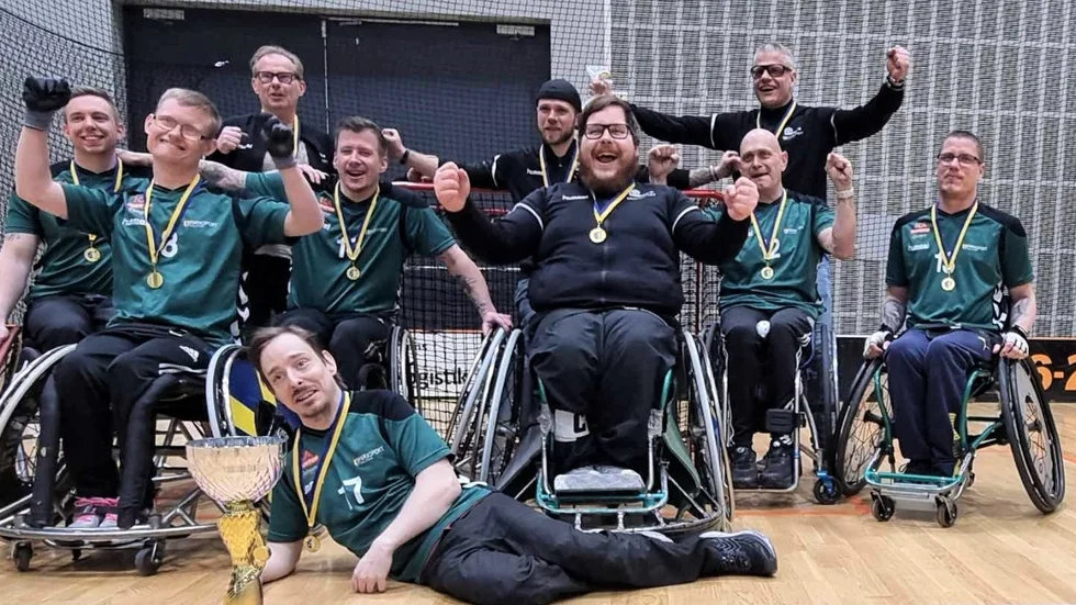 Eskilstuna Parasports killar jublar efter finalsegern mot Göteborg.