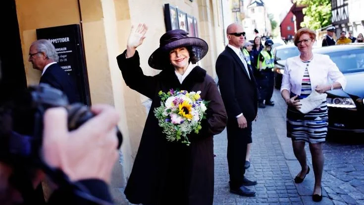 sveriges nationaldag med kung carl XVI gustav och silvia almedalen st nicolai ruin fornsalen