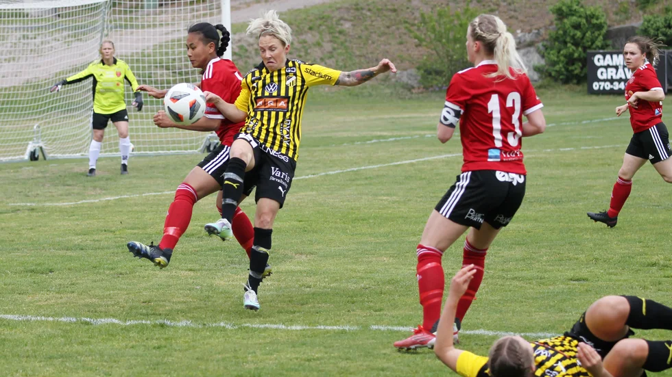 Tjusts Malin Engström i kamp om bollen med Häckens Elin Nilsén.