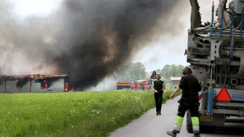 Två traktorer med vatten ställdes till förfogande för att assistera räddningstjänsten.