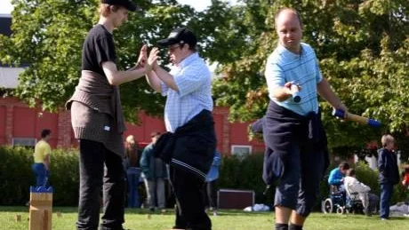 Kubb-kul. Det är kul att spela kubb, tycker Roine Karlsson, Mats Bergman och Conny Nilsson, som i går deltog i öns dagliga verksamhets årliga kubbturnering.  Foto: Henrik Radhe
