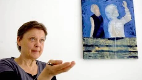 Konstnärinnan Gudrun Westerlund tänker på fiskar i sitt måleri. - De har helt osökt simmat in i mina målningar av figurer i vatten, säger hon. foto: tommy söderlund