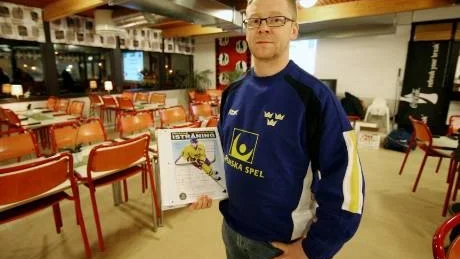 Teori. Anders Ottosson, Team Manager för Damkronorna, höll i utbildningen för gotländska hockeyledare.Foto: ROLF JÖNSSON