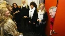 Fnissigt. Det här blir kul, tjejer, sa Rolf Wahlgren och tittade in till lucia och hennes tärnor i ishallen. Från vänster Johanna Smitterberg, Julia Kvarnberg, Cecilia Broberg, Linn Klintlöf, Emma Berge, Annie Eriksson och Johanna Jupiter.
