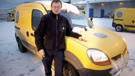 Stor oro. Lantbrevbäraren Peter Jacobsson berättar att det är stor oro bland kunderna nu när det blir förändringar när det gäller betaltjänsten.Foto: Ulf Glimfalk