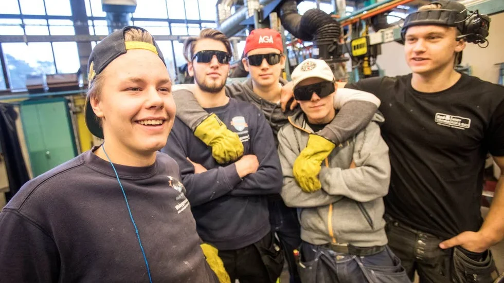 Casper Jakobsson (till vänster) ska nu få fler att välja att utbilda sig mot VVS-branschen. Här med klasskompisarna Alexander Flenviker, Adam Henriksson, Isaac Ripman och Gustav Söderström, iklädda svetsarglasögon.