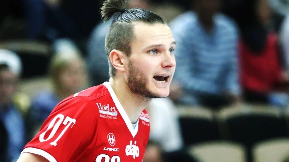 Adam Waktel var lagkapten i Craftstaden i åtta år, men de senaste säsongerna har klubben befunnit sig i fritt fall nedåt i seriesystemet, vilket fått Waktel att göra comeback.