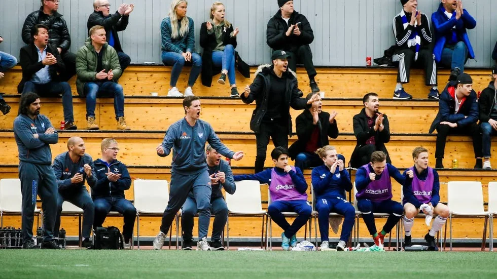 Nöjd. Nye tränaren i IFK Luleå, Brian Wake, längst till vänster, var nöjd med hur laget uppträdde i premiärsegern.