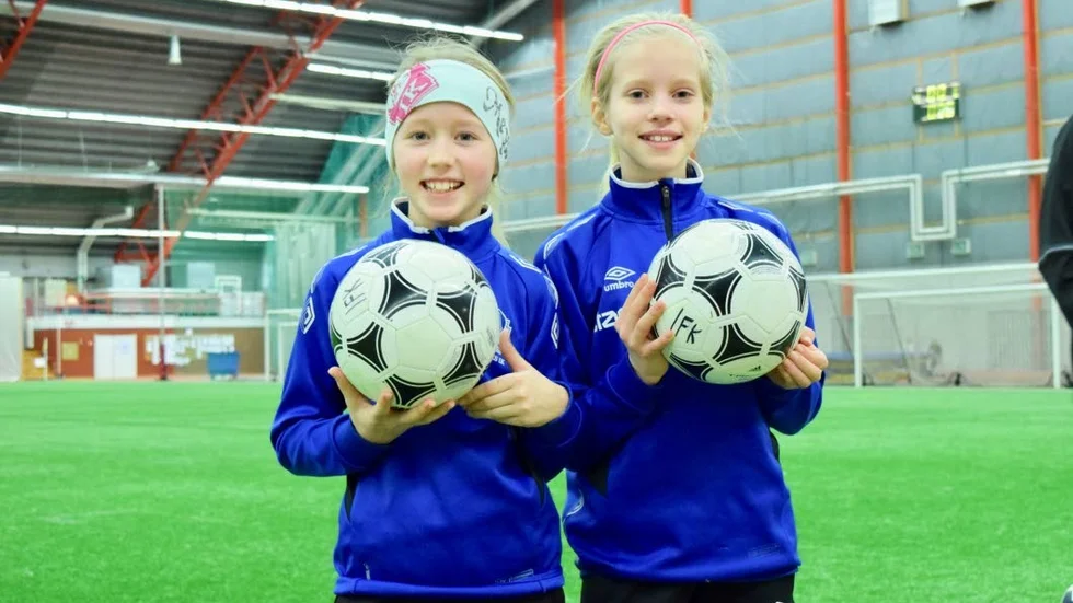 Nöjda. Det var första gången Meya Carbin och Elvira Hagström var med på en fotbollscamp. Och de var mycket nöjda med helgen i Arcushallen.