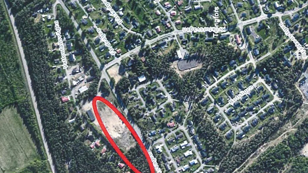 Planen.  Röda området är byggtomten.