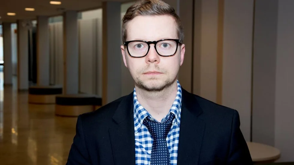 "Min klient vet inte vem eller vilka som ligger bakom detta, men det finns indikationer på att nätverk finns i bakgrunden", säger försvarsadvokat Martin Wulkan som försvarar den 18-årige knarkkuriren från Södertälje.