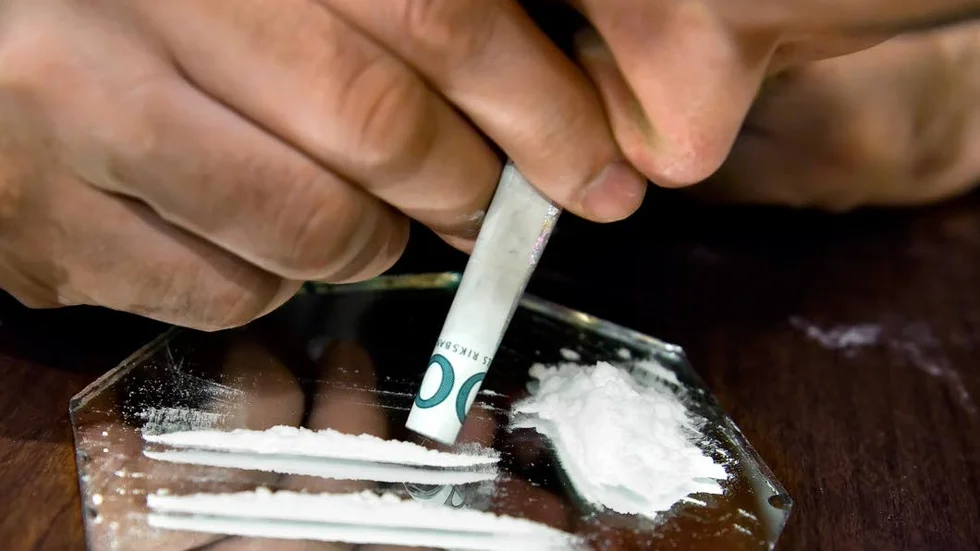 Knarkbeslag. När polisen slog till mot hotellet den 17 december greps fyra personer efter att, enligt vad Norrbottens Media erfar, 100 gram kokain påträffats. Nu är en kvinna försatt på fri fot. Männen misstänks även fortfarande även för grovt vapenbrott.