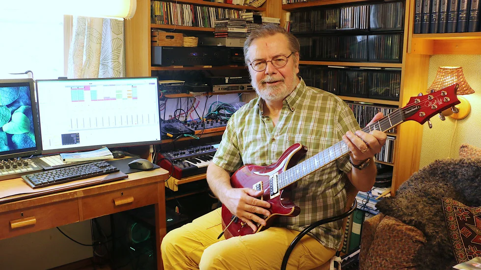Gitarren är huvudinstrumentet. "Men jag fuskar många olika instrument" säger Bengt Falke från Högerödja mellan Storebro och Hultsfred. Han trivs bra i sin lilla studio hemma i villan.
