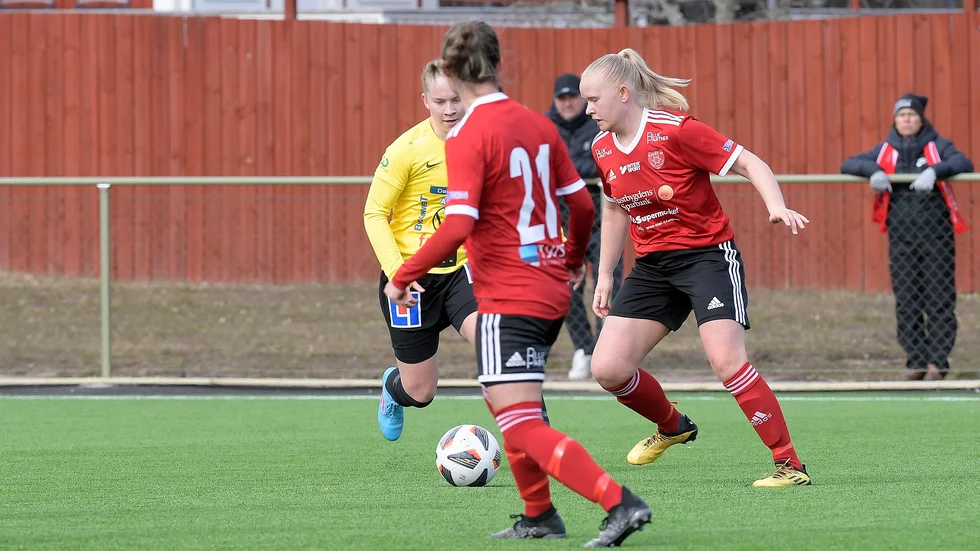 Tjust IF:s My Aldas och Kristin Oskarsson är redo att ta sig an  Jönköpings södra i lördagens seriepremiär på Hammarvallen.