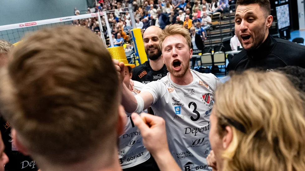 Norsjösonen Joel Andersson står mitt i tisdagskvällens guldfirande med publiken i bakgrunden. 