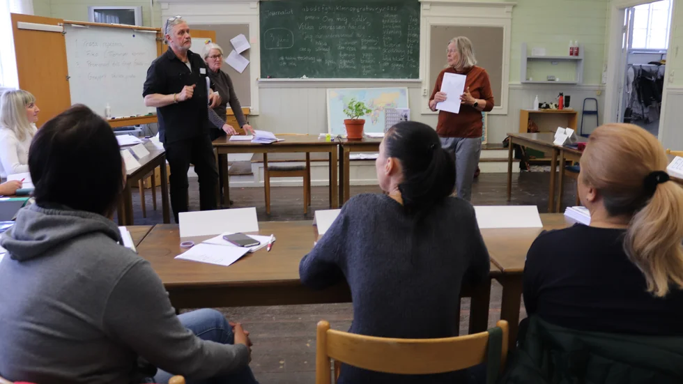 De tre lärarna Peter Knutas, Lotta Rästas och Eva Alvinge försöker undvika att glida in på engelska i klassrummet.