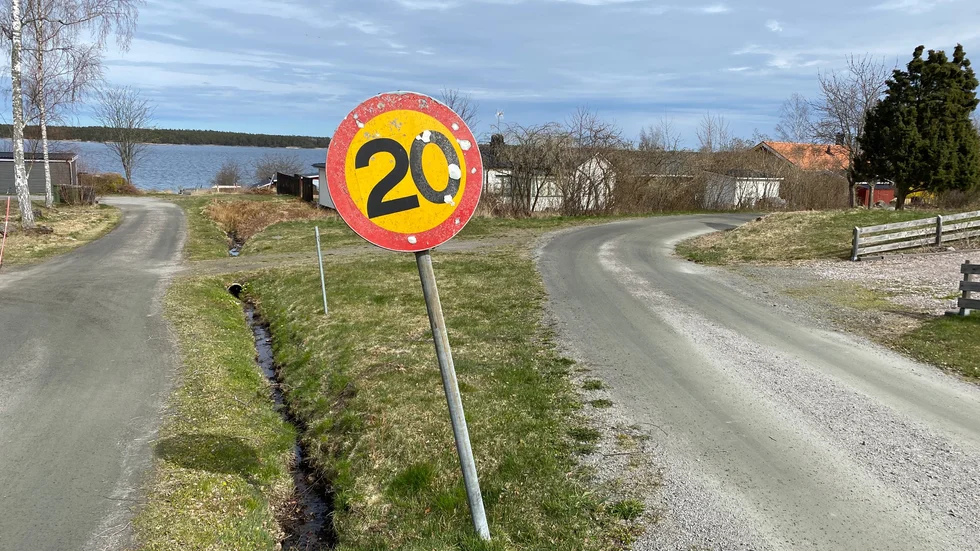 Några gamla 20- och 30-skyltar är uppsatta längs Lugna vägen, trots att den formella hastighetsgränsen är 70.