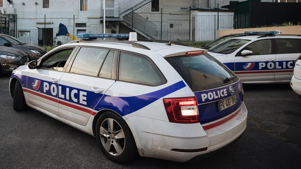 Fransk polis har skjutit ihjäl två personer i en bil som styrde mot poliserna, enligt en poliskälla. Arkivbild.