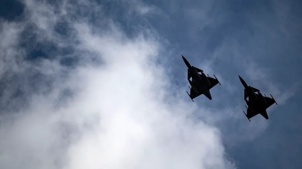 Två Jas 39 Gripen passerar ovanför försvarets flygflottilj F17 i Ronneby i april. Arkivbild.