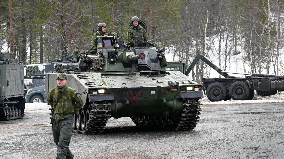 Svenskt Stridsfordon 90 under internationella militärövningen Cold Response 2022 utanför Narvik.