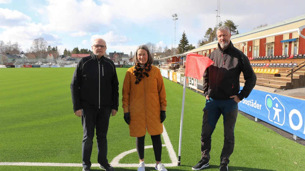 Anders Eriksson, Jenny Axelsson och Christer Landström vädjar till alla att inte befinna sig på LF Arenas konstgräsplan. Bara bokade tider är godkända för fotboll.