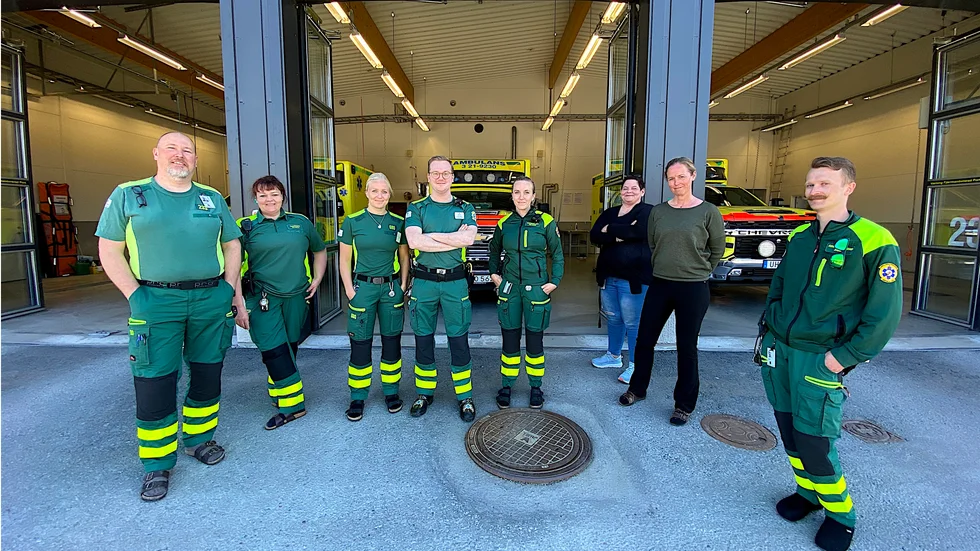 Jämställda medarbetare inom ambulanssjukvården i Enköping: Henrik Lindmark, Cecilia Lundblad, Isabelle Ekström, Christoffer Fältstål, Sara Englundh, Regina Mård, Malin Svensson och Johan Löf.