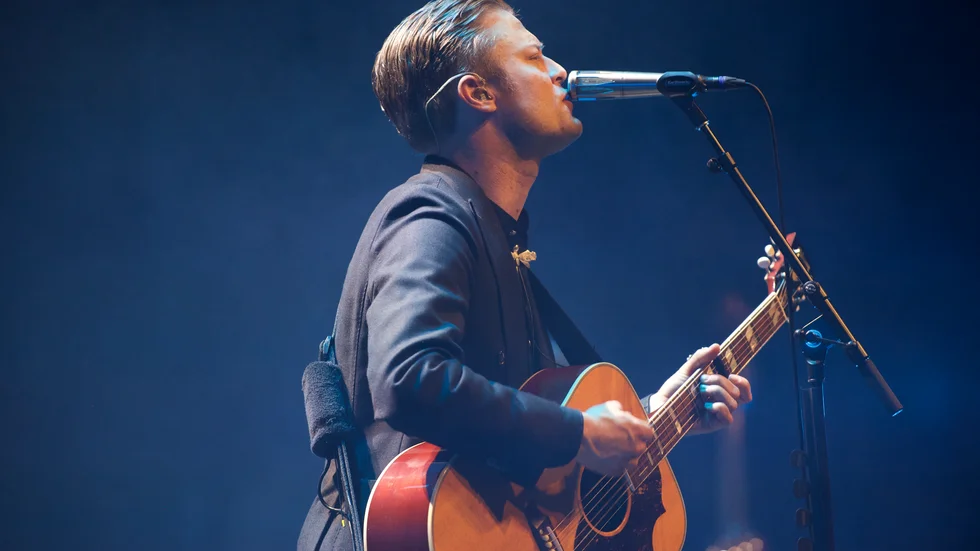 Björn Dixgård, ger oss 90 minuter med smärta och längtan. På ett positivt sätt. Känslan av ljusa sommarnätter, barndom, glittrande sjöar, avsked och kylig dagg kommer att dröja sig kvar länge.
