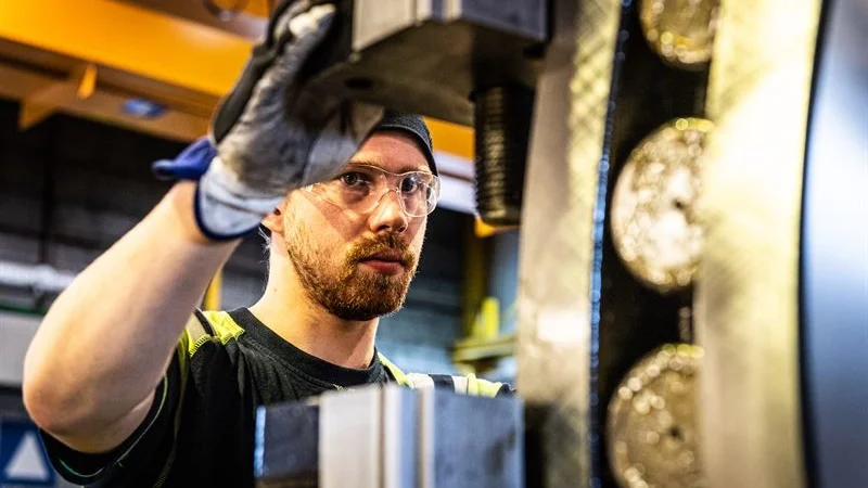 SKF tar det första spadtaget för en ny serviceenhet, Circular Economy Center, i Kiruna som kommer att serva industrin med rekonditionering av lagerenheter, lager, lagerhus, tätningar och smörjsystem. Det är företagets andra enhet i Sverige som man nu uppför som ett svar på den ökade industriella efterfrågan i regionen.