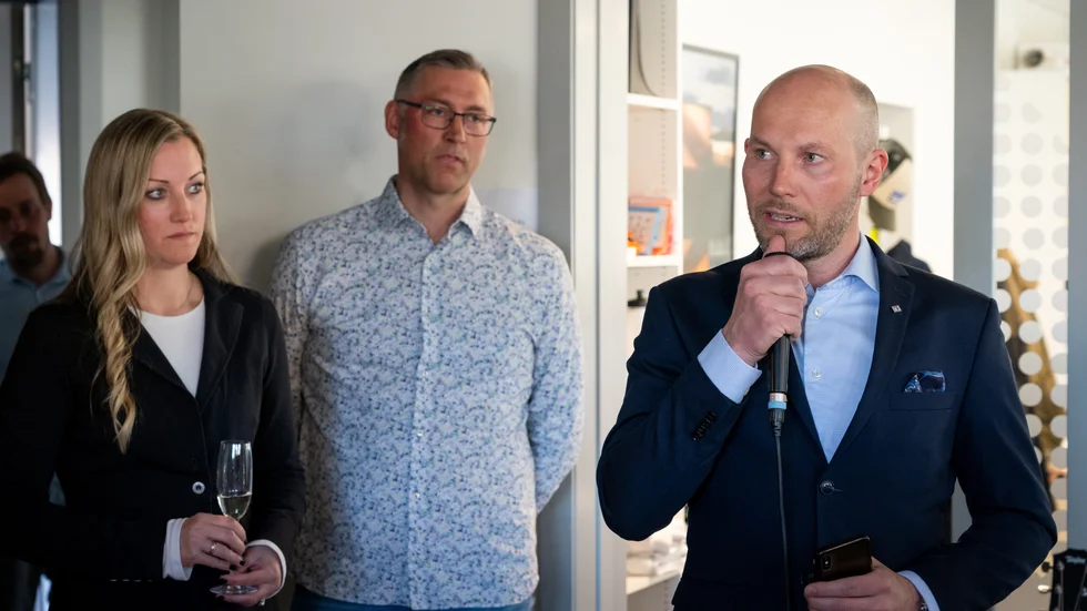 Camilla Sandström, kontorschef i Boden, Joakim Persson, vd, lyssnade på ett välkomsttal av Claes Nordmark, kommunalråd i Boden.