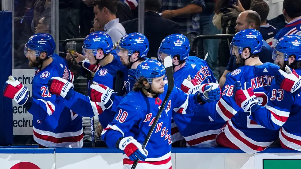 Artemij Panarin gratuleras för sitt mål mot Tampa Bay.