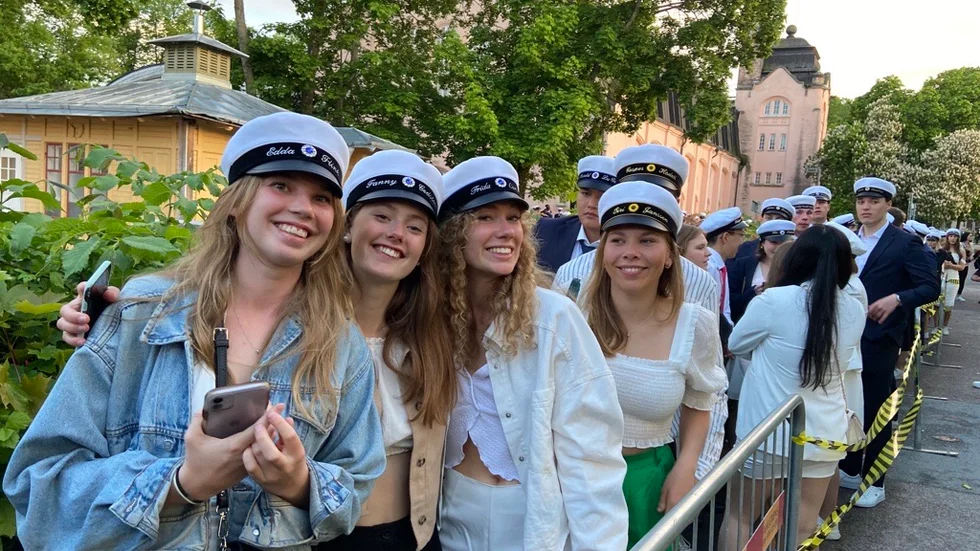 Edda Flink, Fanny Cedstedt, Frida Carlsson och Siri Jansson i kön utanför Flustret.