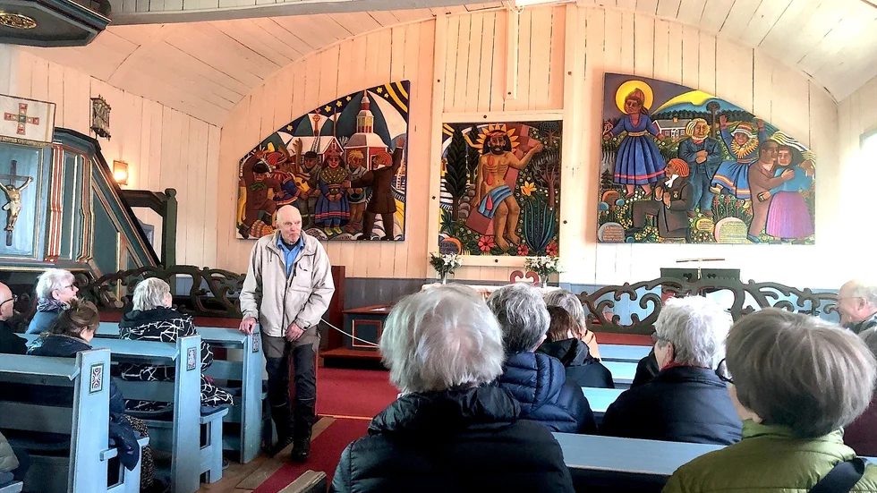 Agge Theander guidade under besöket Jukkasjärvi kyrka med den fina altartavlan.