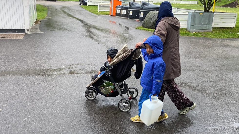Många familjer rörde sig med sina barn i Brandkärr för att leta vatten, under torsdagsförmiddagen.