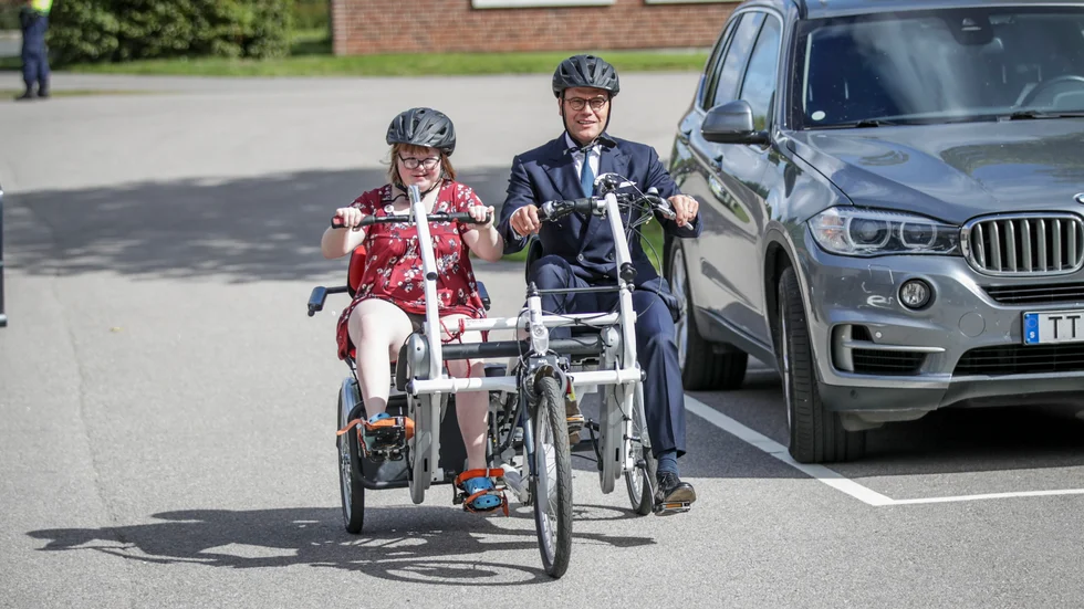 Signaturen "Mamma" letar förgäves efter en cykel med två säten.
Bilden: Prins Daniel testade en parcykel då kronprinsessparet förra året besökte Gymnasiesärskolan Kavelbrogymnasiet under sitt besök i Västra Götaland.