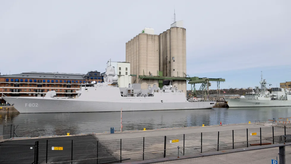De Zeven Provinciën från Nederländerna till vänster och Halifax från Kanada till höger.