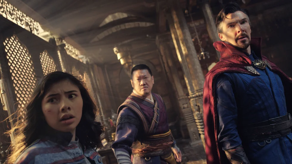 America Chavez (Xochitl Gomez), Wong (Benedict Wong) och Dr Strange (Benedict Cumberbatch) tar upp en gemensam kamp i "Doctor Strange and the multiverse of madness". Pressbild.