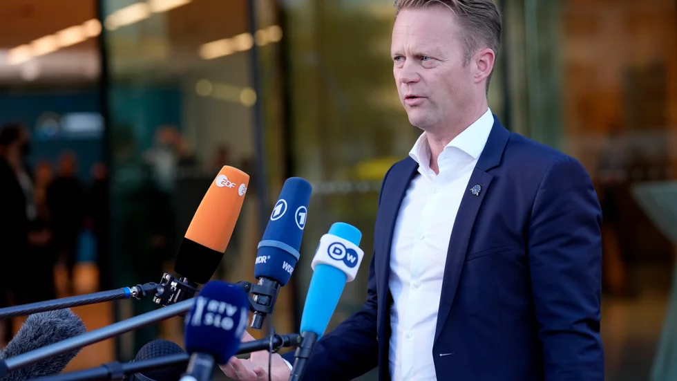 Resor till EU-möten som Danmarks utrikesminister Jeppe Kofod (S) har gjort i privatflyg har danska utrikesdepartementet missat att begära ersättning för. Arkivbild.