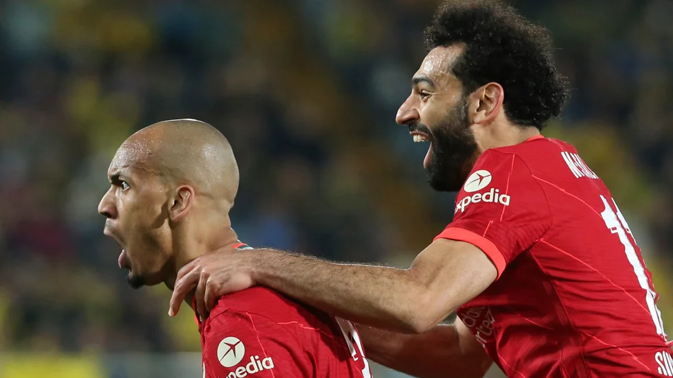 Liverpools Fabinho, till vänster, firar sitt viktiga reduceringsmål borta mot Villarreal tillsammans med lagkamraten Mohamed Salah.