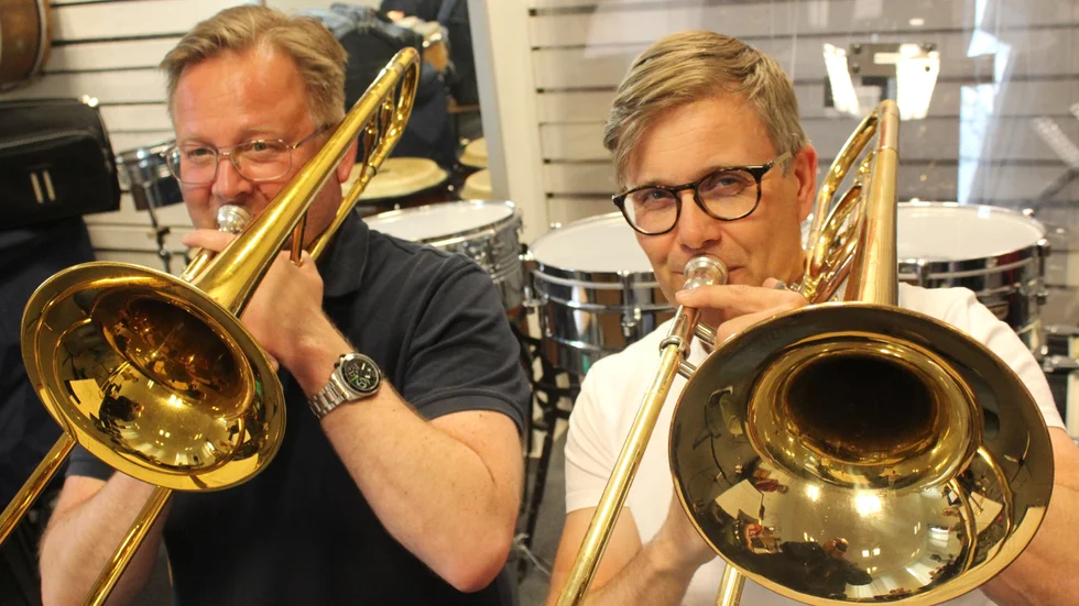 Kusiner och trombonister, Jonas och Patrik Ålstam i Västerviks storband, laddar inför spelningen på Stadshotellet.