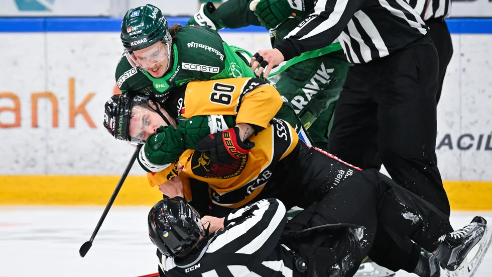 Julius Honka åkte på en nacksving av Gustav Rydahl och här var han involverad i en duell där han råkade sänka domaren på köpet.