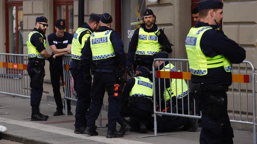 Polisen gör ett omhändertagande under valborgsfirandet som beskrivs som väldigt lugnt.