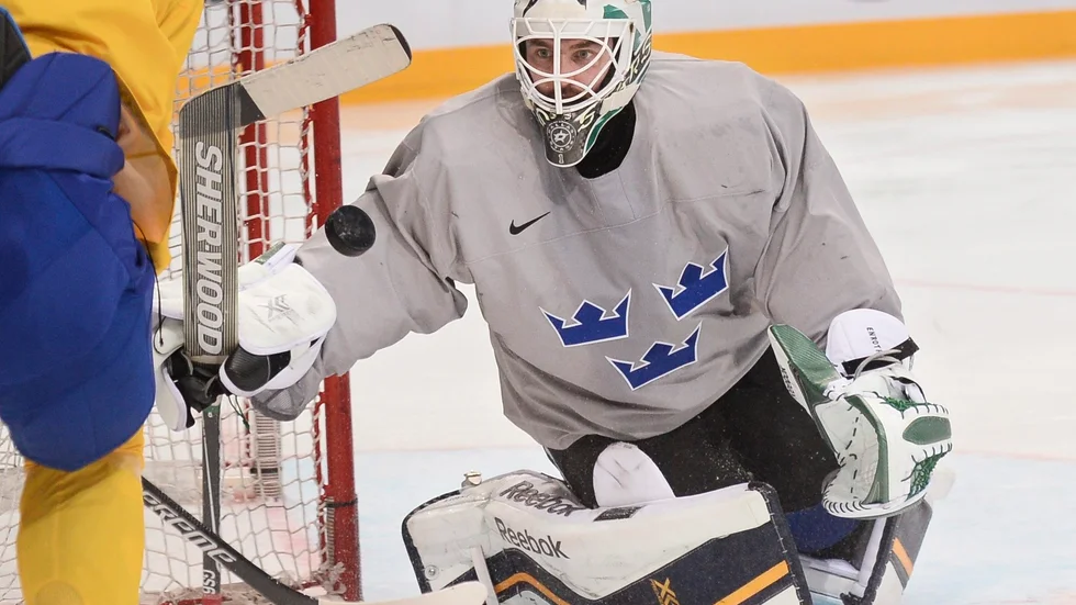 Jhonas Enroth hade ingen rolig dag på jobbet mot Tjeckien. Arkivbild.